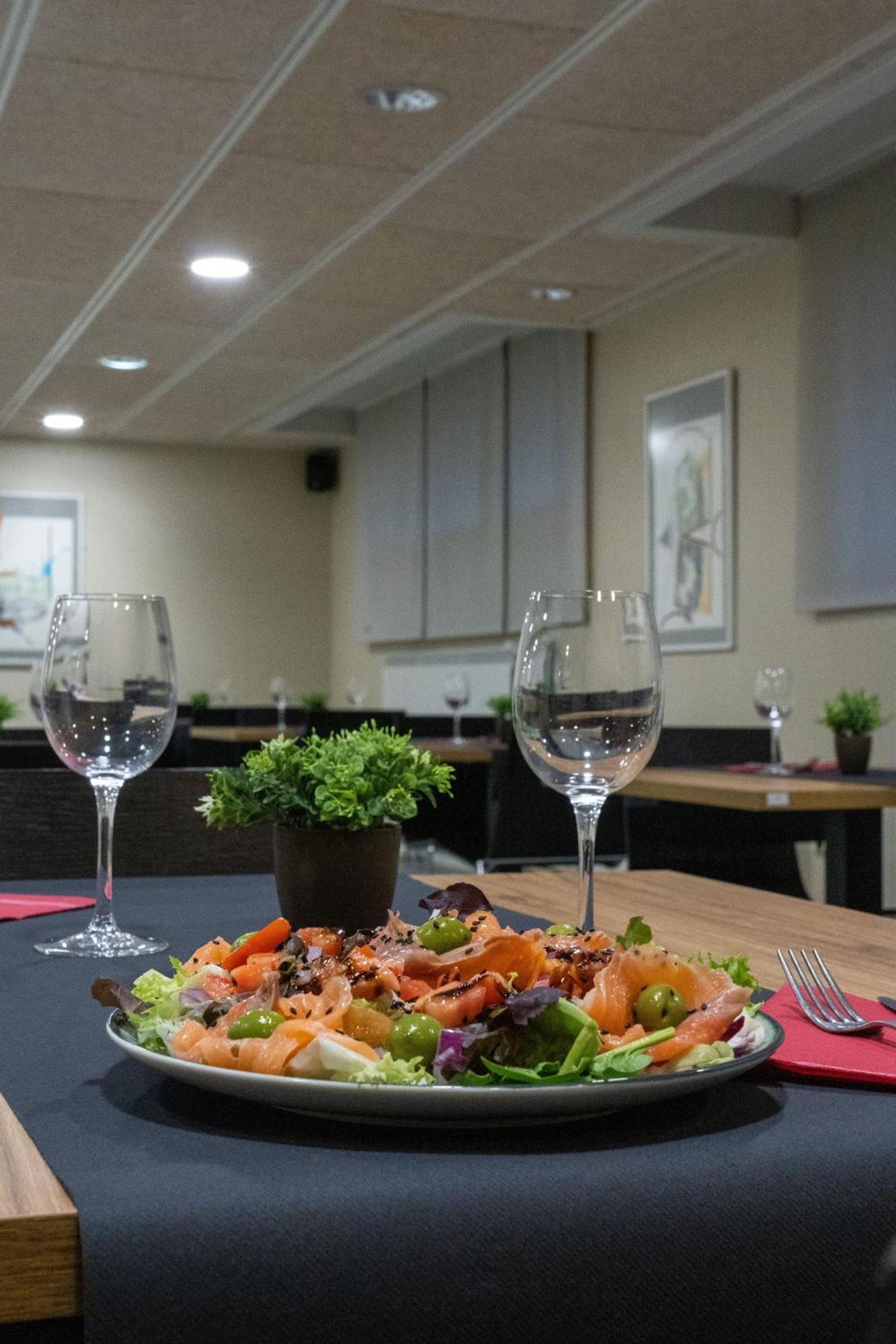 Hotel Y Apartamentos Snoe Isaba Ngoại thất bức ảnh